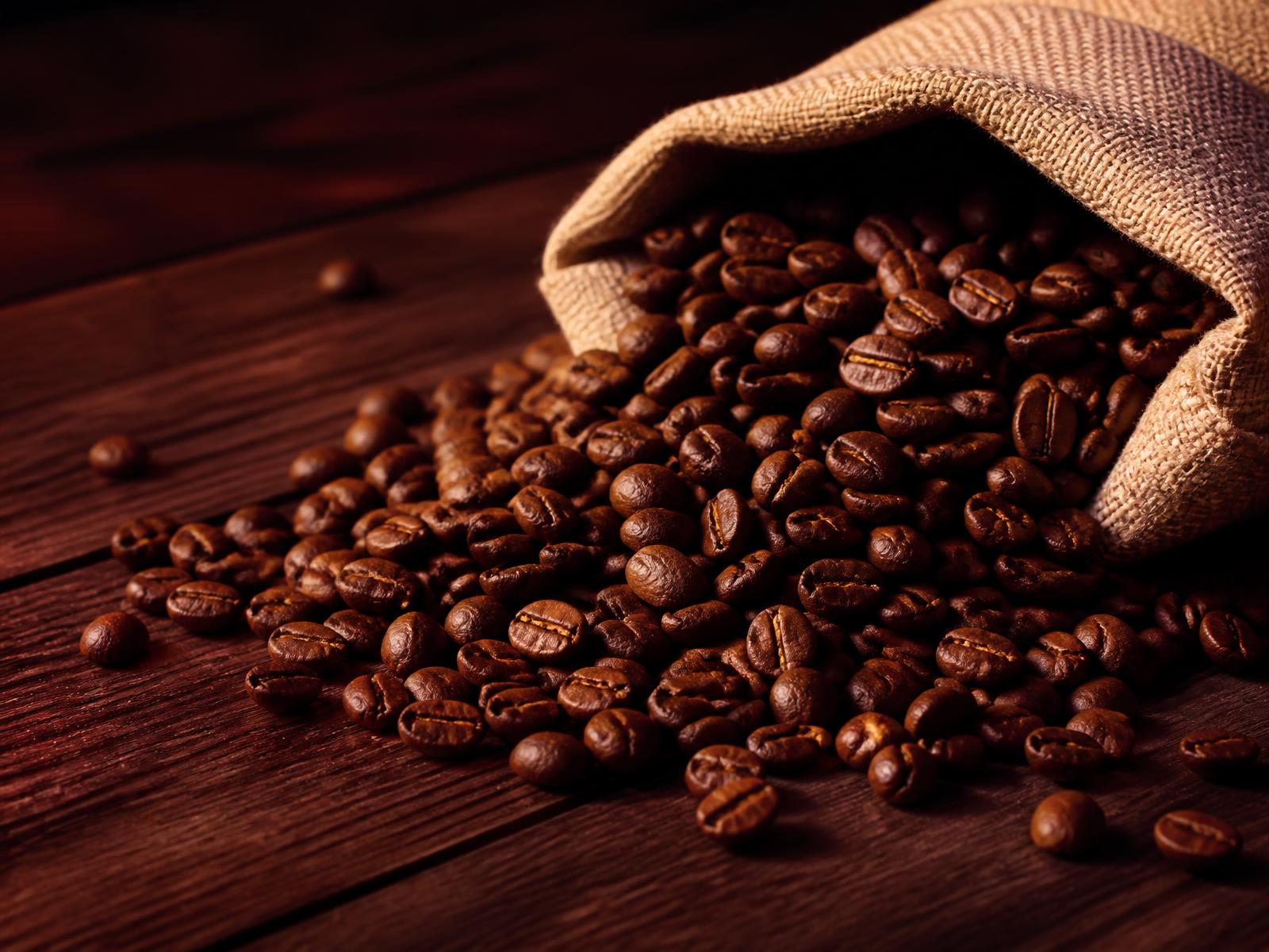 Granos de café colombiano recién tostados
